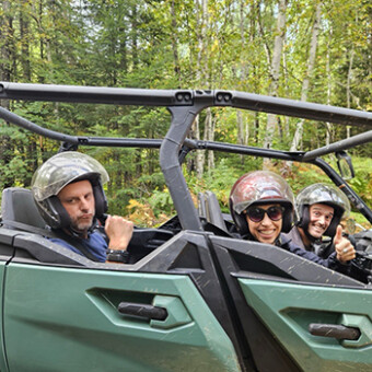 Activité de consolidation d’équipe en plein air dans un cadre naturel.