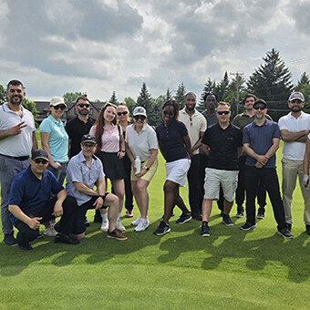 Activité de golf réunissant des collègues dans un cadre extérieur détendu.