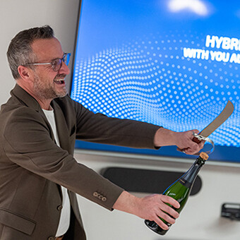 Célébration du lancement de l’Internet des objets hybride dans les bureaux de Terrestar.