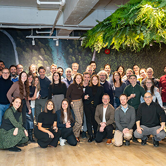 Photo de groupe réunissant des employés dans les bureaux de l’entreprise.