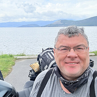 Notre collègue a parcouru plus de 7 000 km à moto pour amasser des fonds pour la recherche sur le cancer de la prostate.